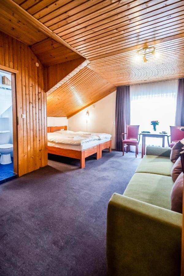 Hotel Squash Centrum Prievidza Buitenkant foto